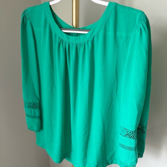 8/$20 New York & Company Vibrant Green Blouse with Lace Accents XL NWOT - Picture 2 of 12